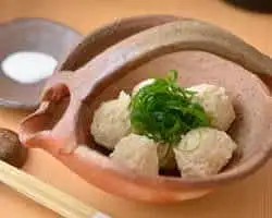 用散养鸡肉制成的鸡肉丸，配以富含酶的盐和柚子醋。